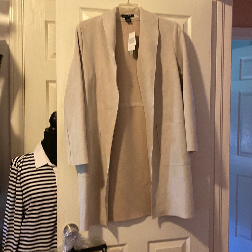 NWT beautiful trench coat, camel color, sz M.